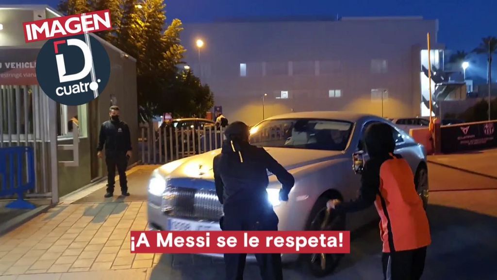 Varios aficionados increpan a Griezmann a la salida del entrenamiento.