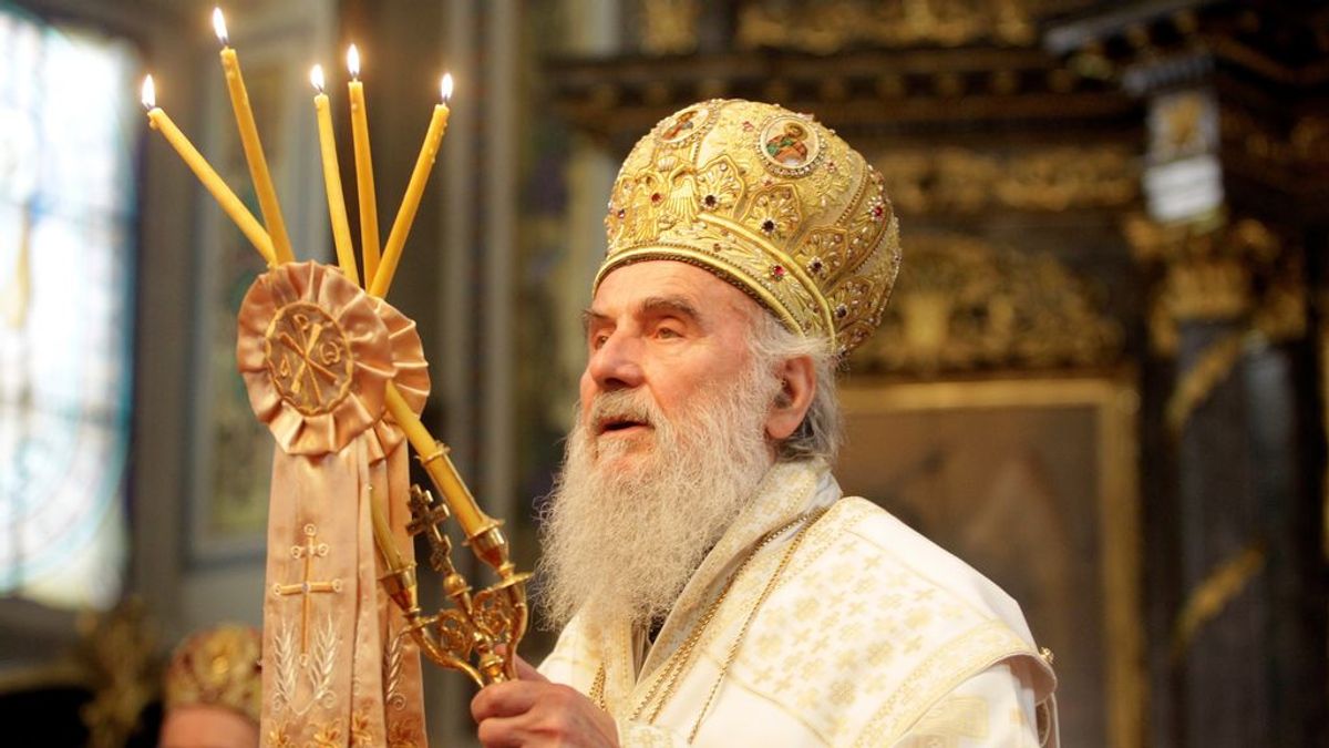 Muere el líder que ofició el funeral del arzobispo de Montenegro, fallecido por covid y despedido entre besos