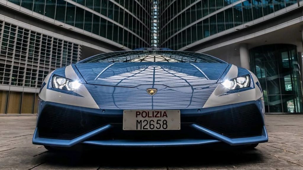 El Lamborghini italiano,  los SUV chinos de Burgos o el lujo de Dubái: los coches de Policía más llamativos