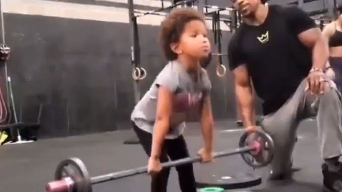 "Nunca te rindas, ¿vale?": el vídeo viral de una niña levantando pesas que ha conquistado a la Red