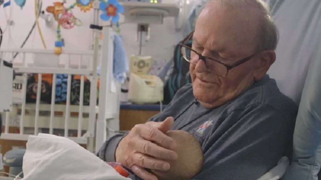Fallece el 'abuelo de la UCI': 15 años de abrazos capaces de colmar de vida a los neonatos Fallece el 'abuelo de la UCI': 15 años de abrazos capaces de colmar de vida a los neonatos