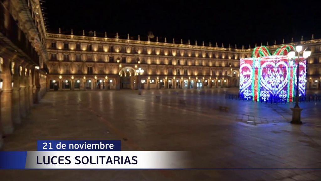 El coronavirus deja una imagen insólita de la noche en Salamanca, una ciudad desierta con luces de Navidad