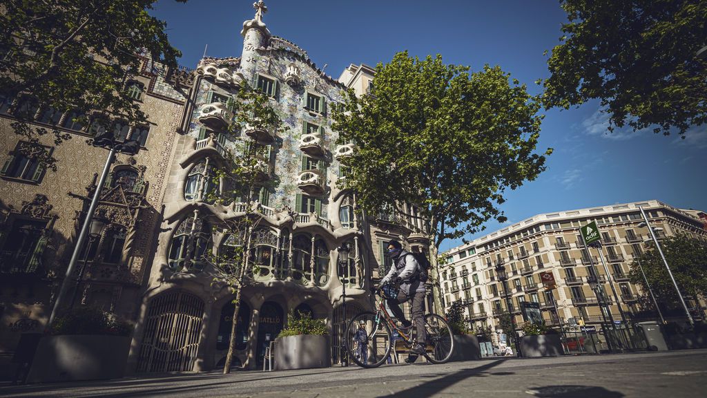 EuropaPress_2892742_24_april_2020_spain_barcelona_man_wearing_face_mask_rides_his_bike_through EuropaPress_2892742_24_april_2020_spain_barcelona_man_wearing_face_mask_rides_his_bike_through
