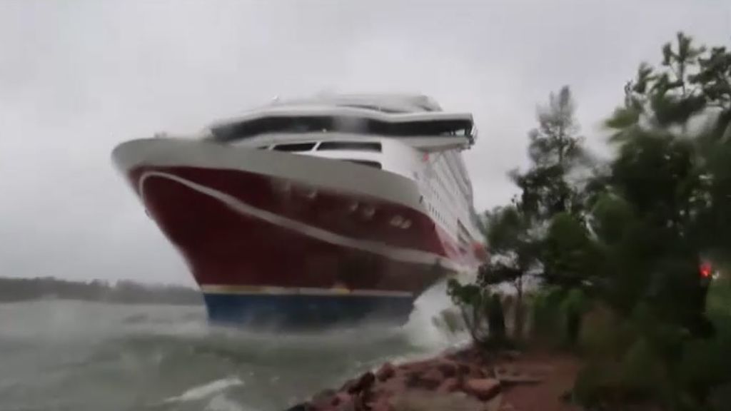 Encalla un ferry en Finlandia con más de cuatrocientas personas a bordo