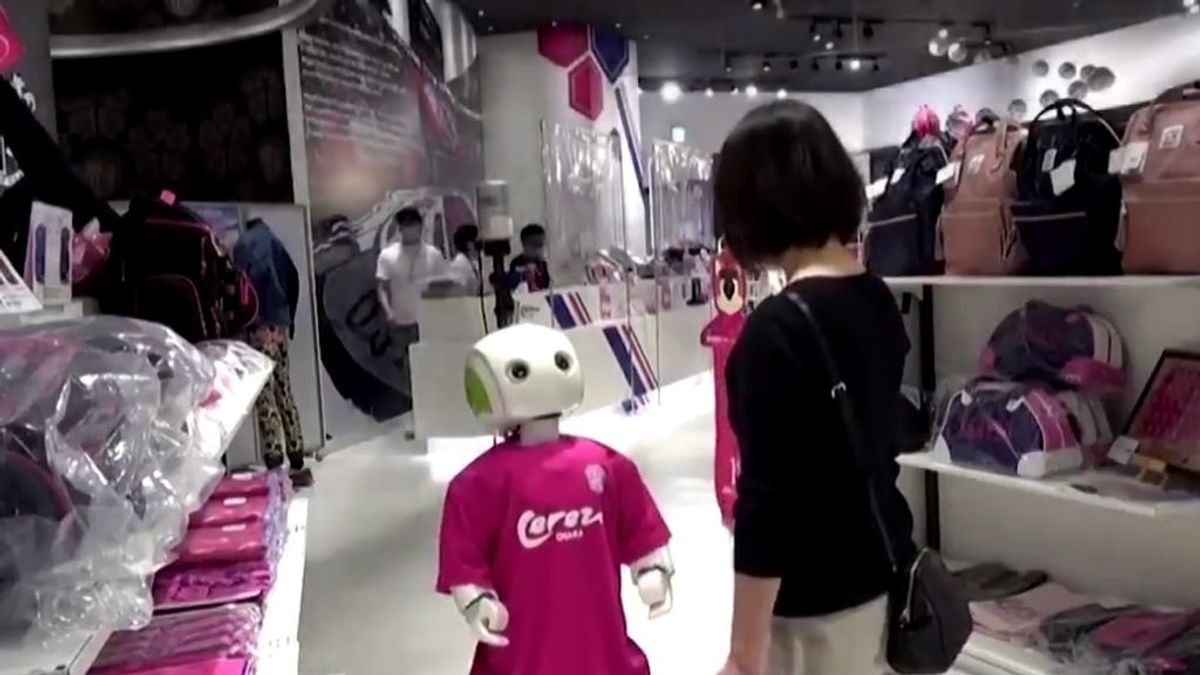 Un robot recuerda el uso de mascarilla en una tienda de Japón para evitar conflictos con los clientes