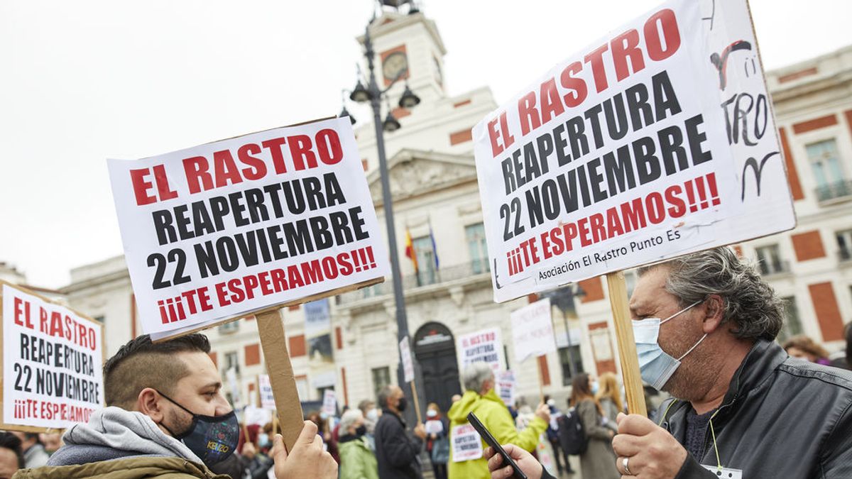 El Rastro reabre este domingo con la mitad de puestos y un aforo vigilado por policías y drones El Rastro reabre este domingo con la mitad de puestos y un aforo vigilado por policías y drones