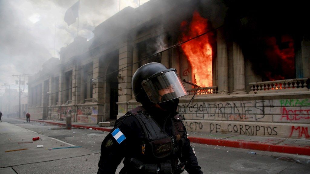 Miles de guatemaltecos protestan contra Giammattei y prenden fuego al Congreso Miles de guatemaltecos protestan contra Giammattei y prenden fuego al Congreso