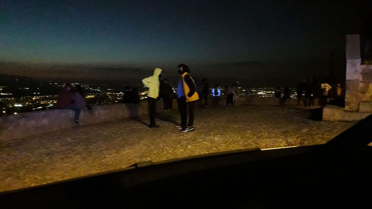 Los jóvenes de Granada colapsan los miradores para hacer botellón sin mascarillas Los jóvenes de Granada colapsan los miradores para hacer botellón sin mascarillas