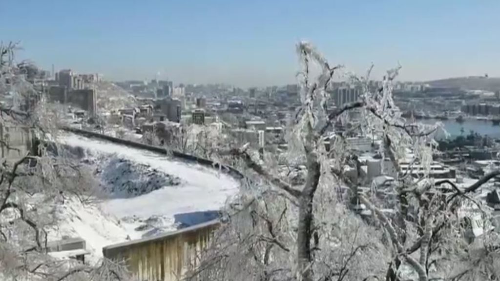 Lluvia helada o engelante: el fenómeno que ha congelado una ciudad entera en Rusia