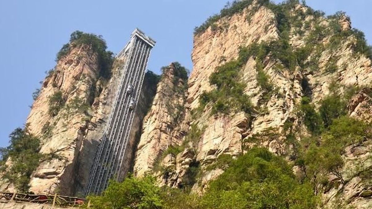 El ascensor más alto del mundo lleva a los turistas a los acantilados de 'Avatar'