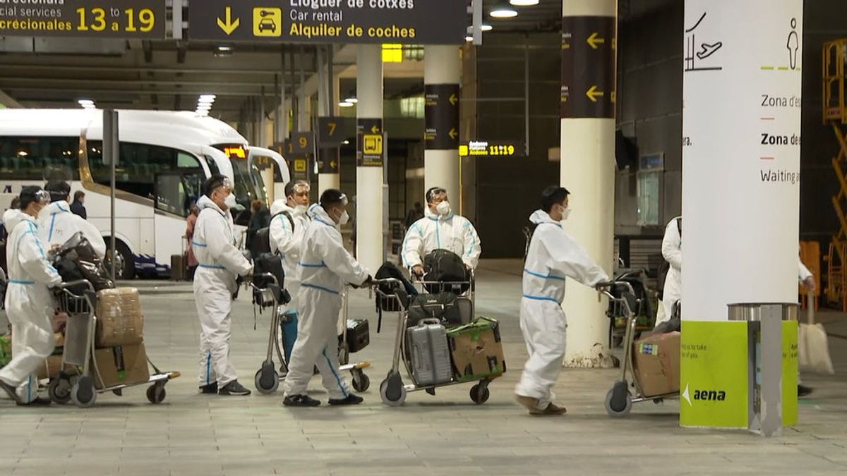 Con monos, guantes y mascarillas: así hacen escala en Barcelona un grupo de pasajeros chinos Con monos, guantes y mascarillas: así hacen escala en Barcelona un grupo de pasajeros chinos