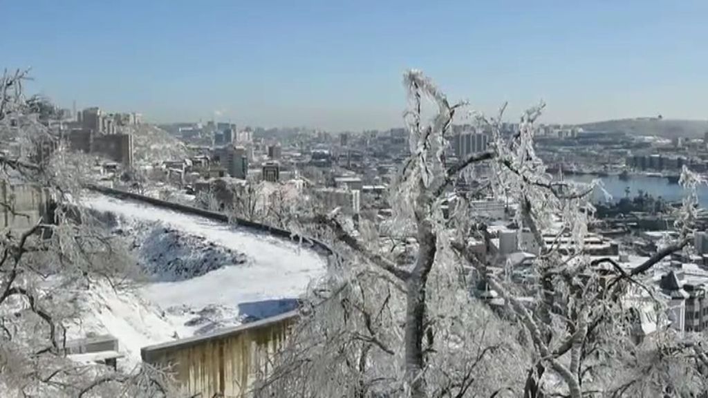 Lluvia helada o engelante, el fenómeno que ha congelado una ciudad entera de Rusia