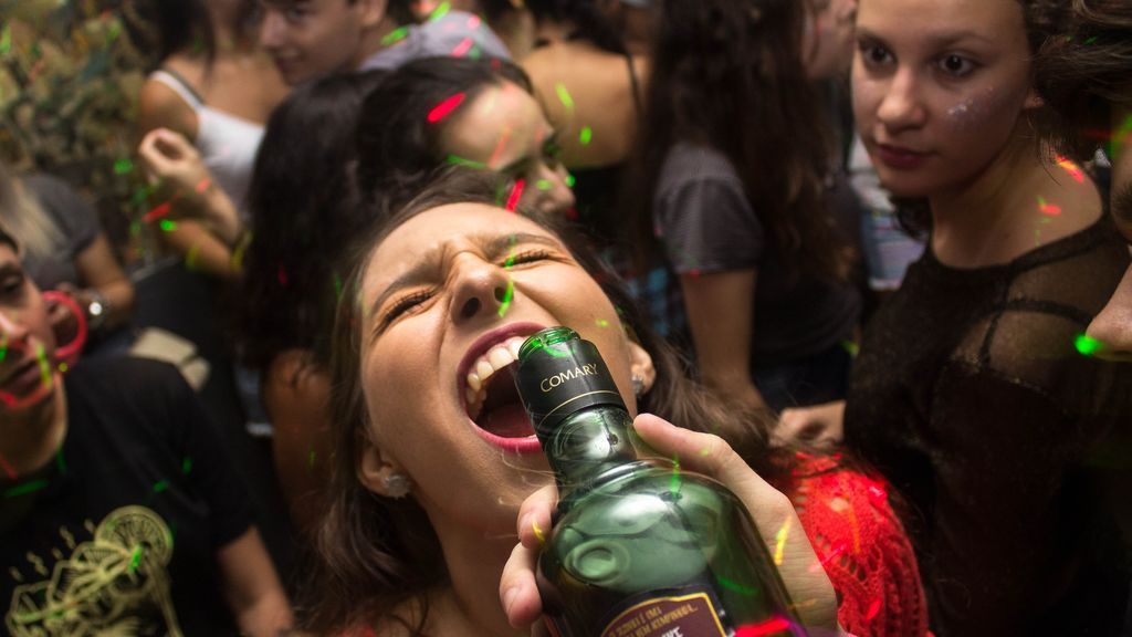 Desalojan una fiesta con 150 personas en un chalet en Estepona: hacinados, sin mascarilla y con ‘gas de la risa” Desalojan una fiesta con 150 personas en un chalet en Estepona: hacinados, sin mascarilla y con ‘gas de la risa”