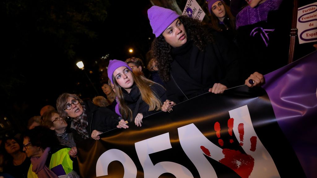 EuropaPress_2512777_varias_mujeres_sostienen_pancarta_lee_25n_manifestacion_madrid_motivo_dia
