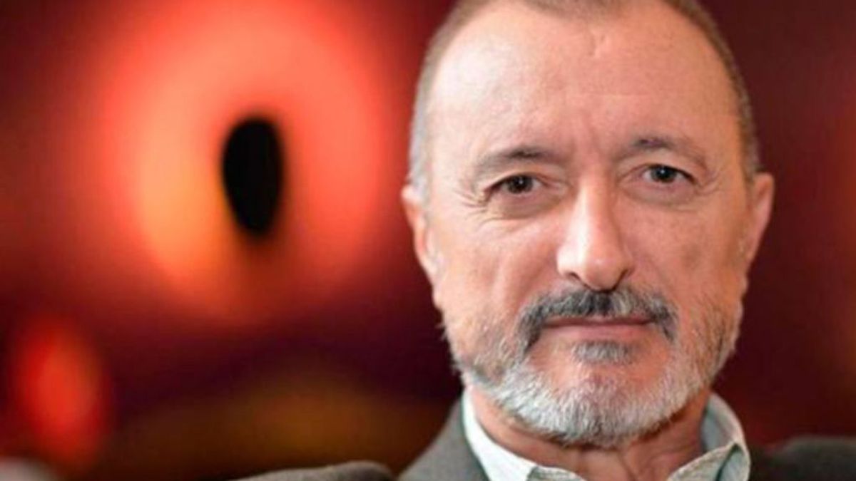 La policía nacional y Arturo Pérez Reverte inician un duelo en las redes a raíz de uso de nosotrxs y twit