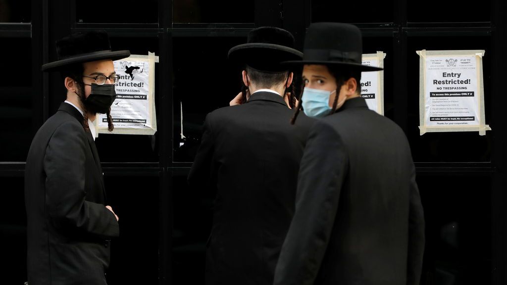 7.000 personas sin mascarillas en una boda judía: así fue la ceremonia secreta en una sinagoga de Brooklyn 7.000 personas sin mascarillas en una boda judía: así fue la ceremonia secreta en una sinagoga de Brooklyn