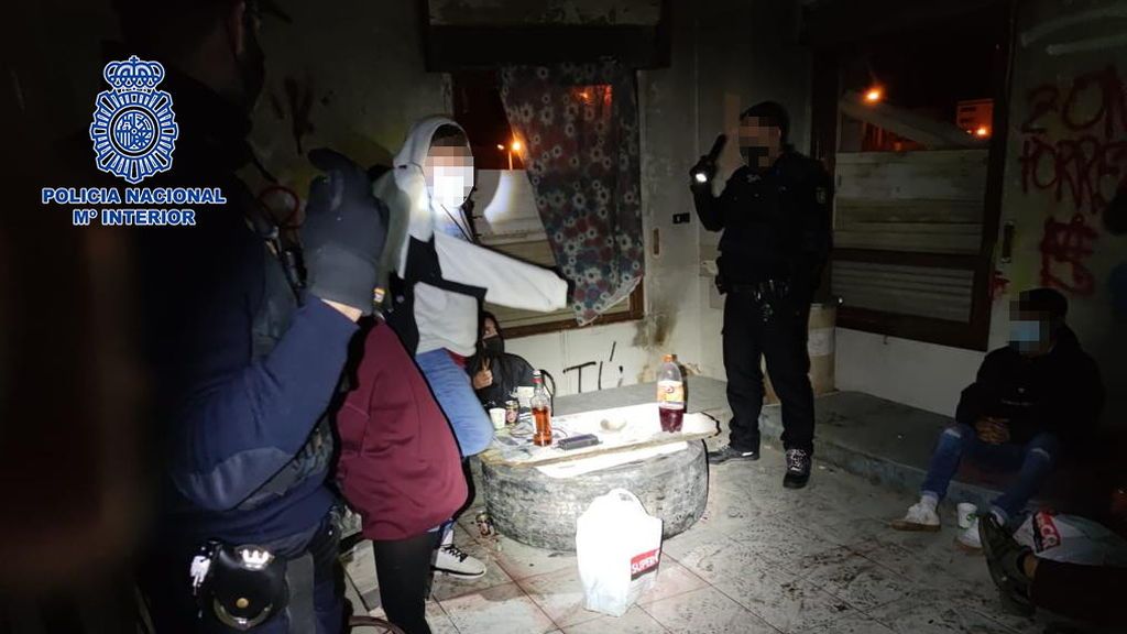 Momento en el que los agentes identifican a los jovenes.