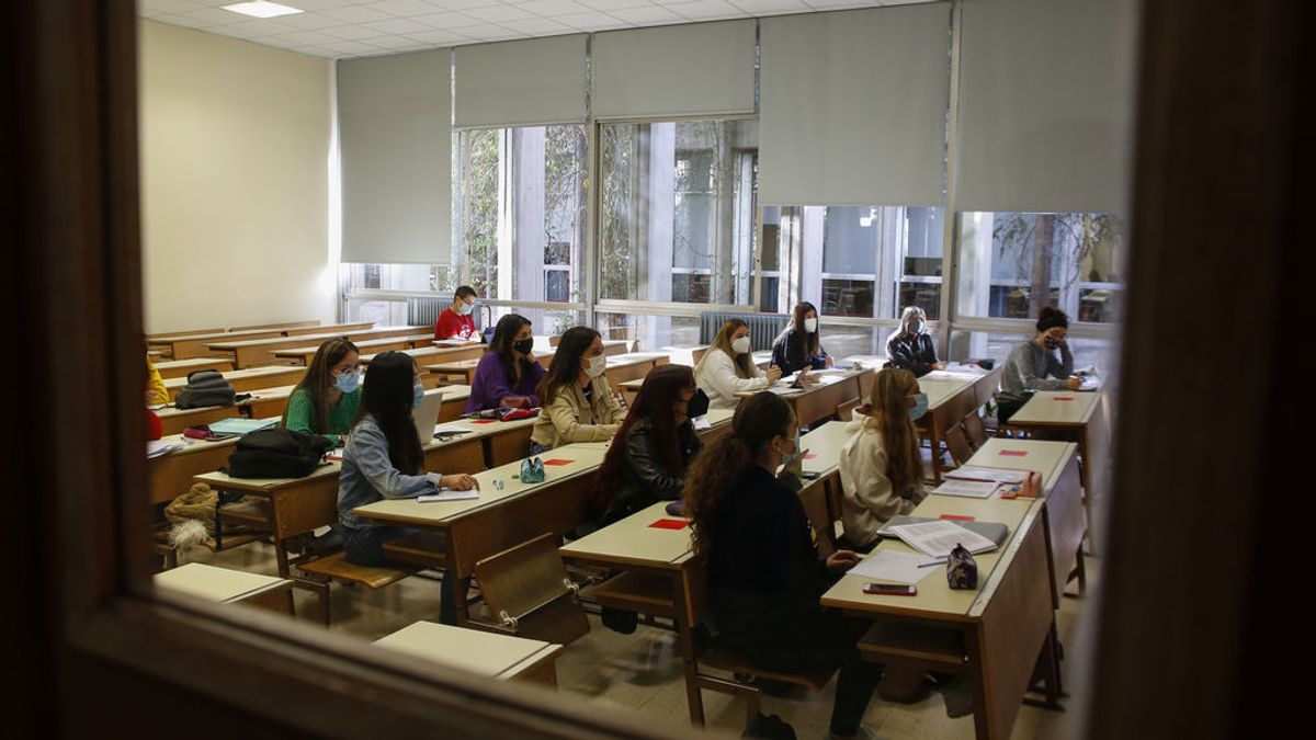 Universitarios en clase Universitarios en clase