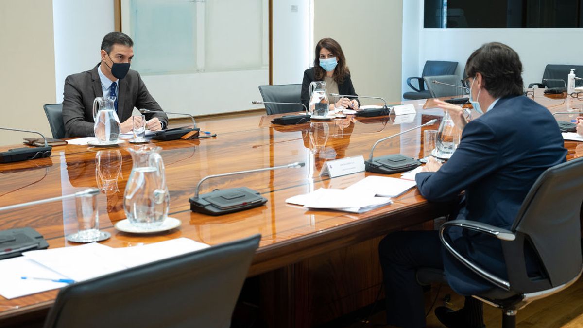 El plan Navidad del Gobierno: reuniones de 6 personas y toque de queda a la 1 en Nochebuena y Nochevieja El plan Navidad del Gobierno: reuniones de 6 personas y toque de queda a la 1 en Nochebuena y Nochevieja