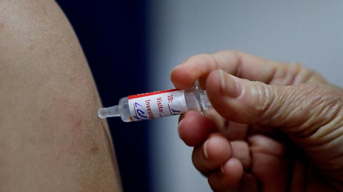 Un estudio aconseja lo contrario de lo que se cree: las primeras vacunas deberían ser para jóvenes supercontagiadores