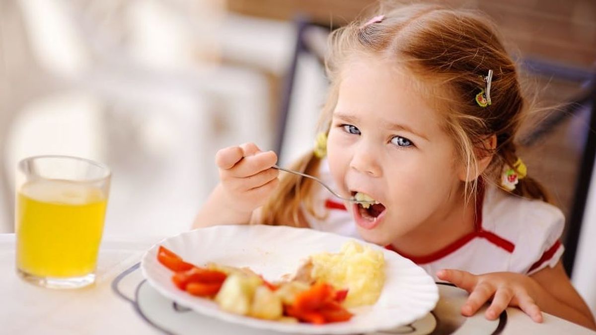 ¿Tu hijo se niega a comer? 5 consejos para convertir la hora de la comida en algo divertido.