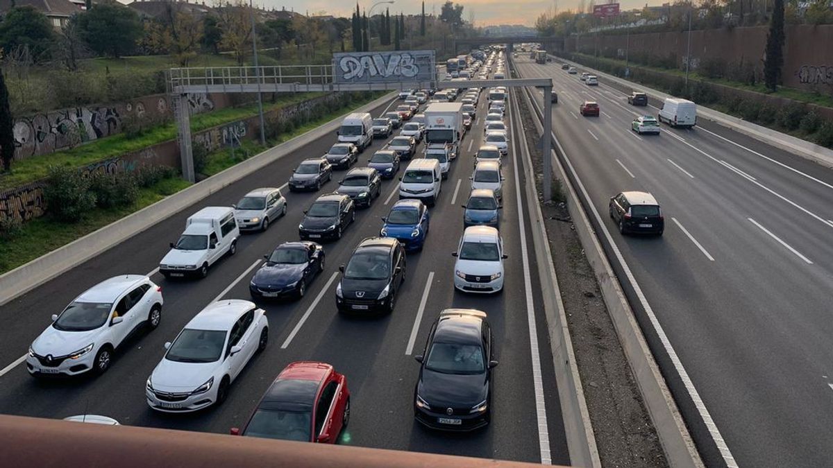 El vuelco de un camión en el túnel de la M-40 en Madrid provoca retenciones kilométricas El vuelco de un camión en el túnel de la M-40 en Madrid provoca retenciones kilométricas