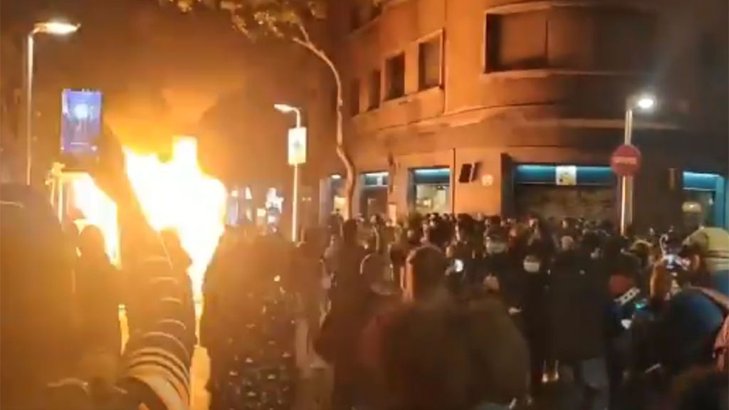 Tensión entre los vecinos y los mossos en un desalojo en el Raval