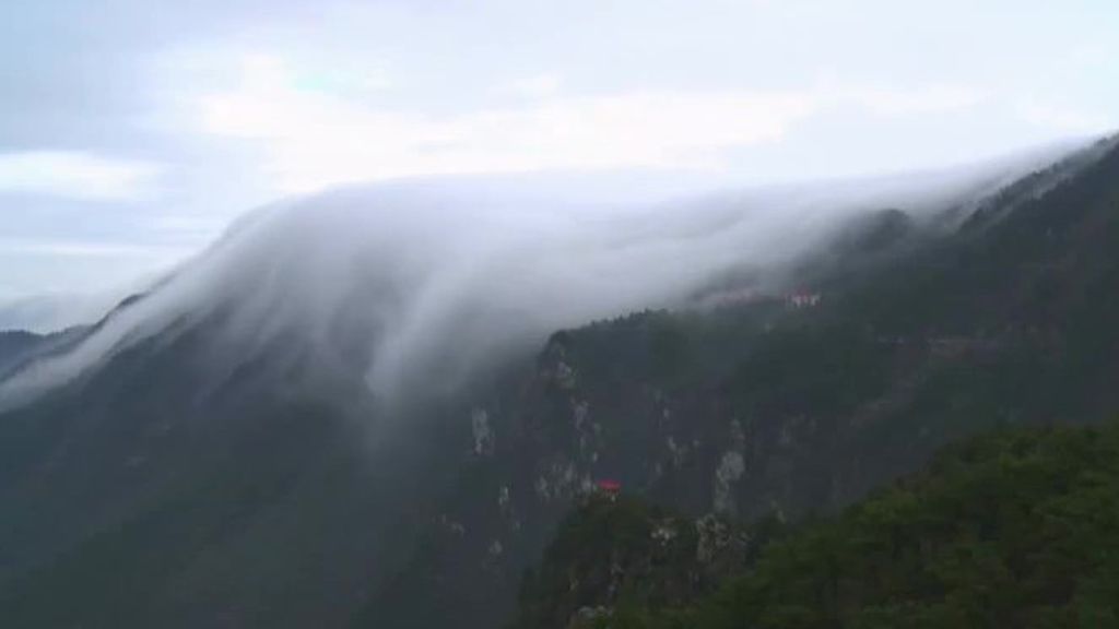 De cuento: cascada de nubes en el 'monte de los poemas' de China