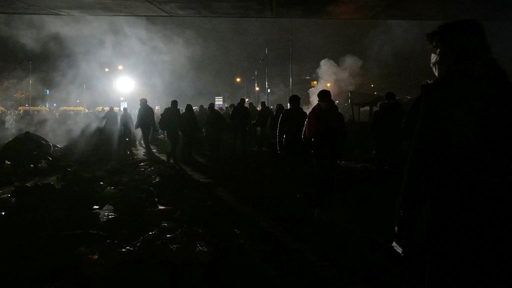 Cientos de migrantes, desalojados con gases lacrimógenos del centro de París Cientos de migrantes, desalojados con gases lacrimógenos del centro de París