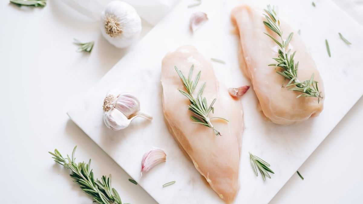 No laves el pollo antes de cocinarlo: peligros para tu salud