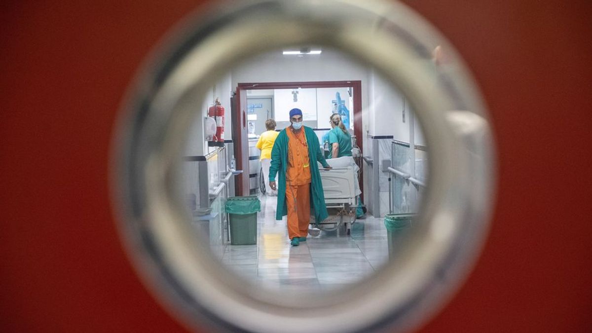 Personal sanitario trabaja en una planta del madrileño hospital Gregorio Marñón