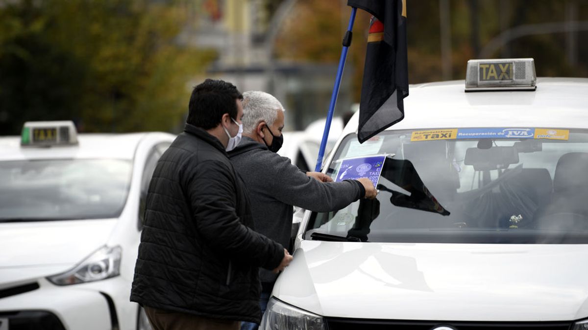 Taxis congestionan el centro de Madrid para exigir medidas que ayuden al sector Taxis congestionan el centro de Madrid para exigir medidas que ayuden al sector