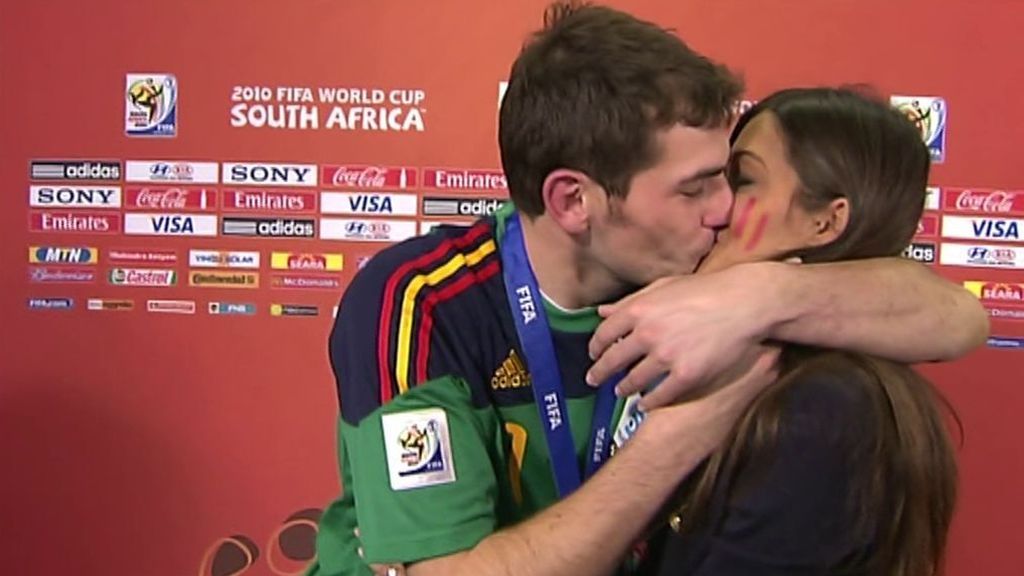 Sara e Iker confirmaron su amor con un beso de película durante el Mundial de Sudáfrica.