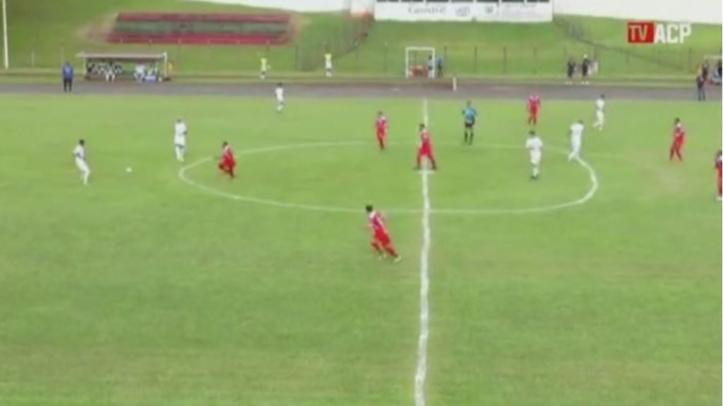 Imagen del irregular círculo central en el campo de fútbol