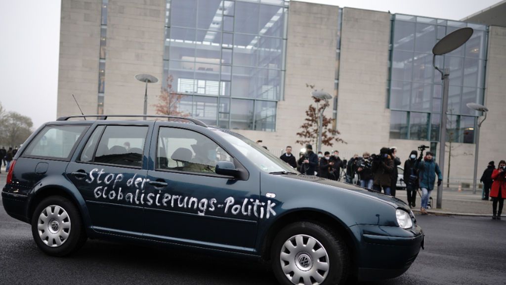 Un vehículo con mensajes de protesta se estrella contra la puerta de la Cancillería en Berlín Un vehículo con mensajes de protesta se estrella contra la puerta de la Cancillería en Berlín