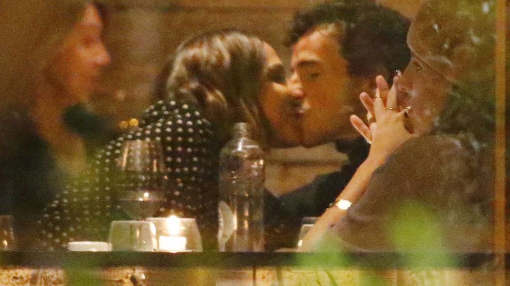 Tamara Falcó e Íñigo Onieva, besándose en un restaurante