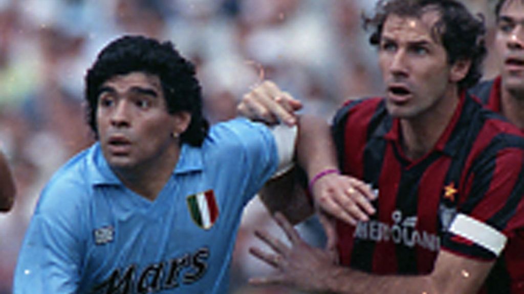 Diego Armando Maradona, jugando con el Nápoles, en una disputa con Franco Baresi (AC Milan)