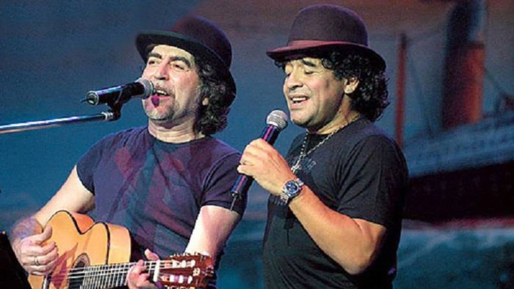 Joaquín Sabina le dedica unos versos a Diego Armando Maradona: "Loco, enfermo, cabrón, líbero en zona"