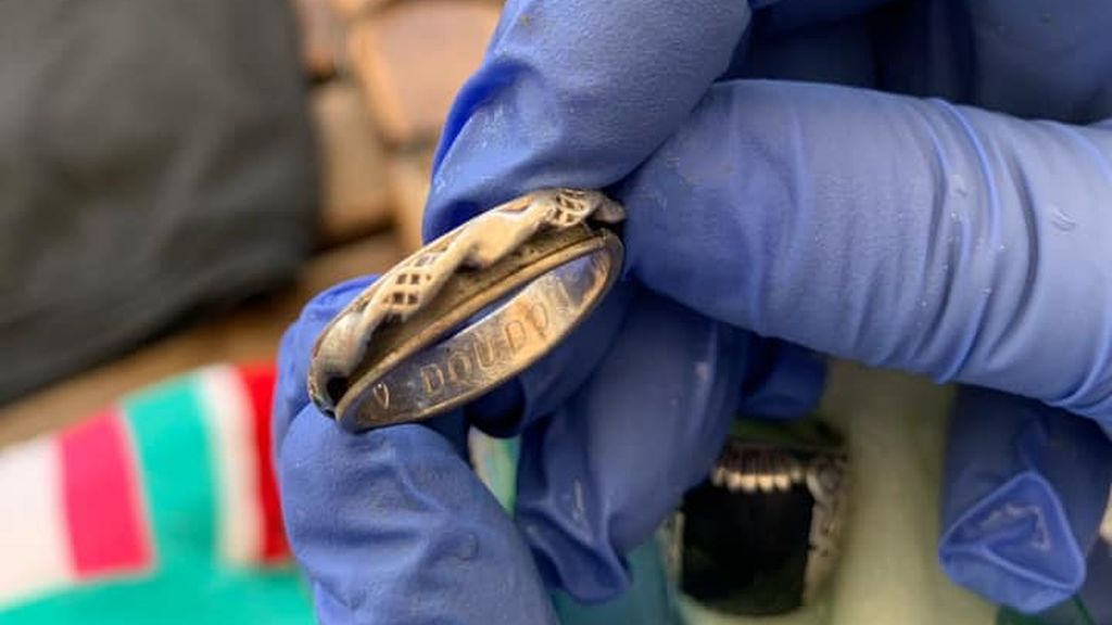 Ahmed y Doudou recuperan sus anillos de boda un mes después de naufragar en el Mediterráneo Ahmed y Doudou recuperan sus anillos de boda un mes después de naufragar en el Mediterráneo