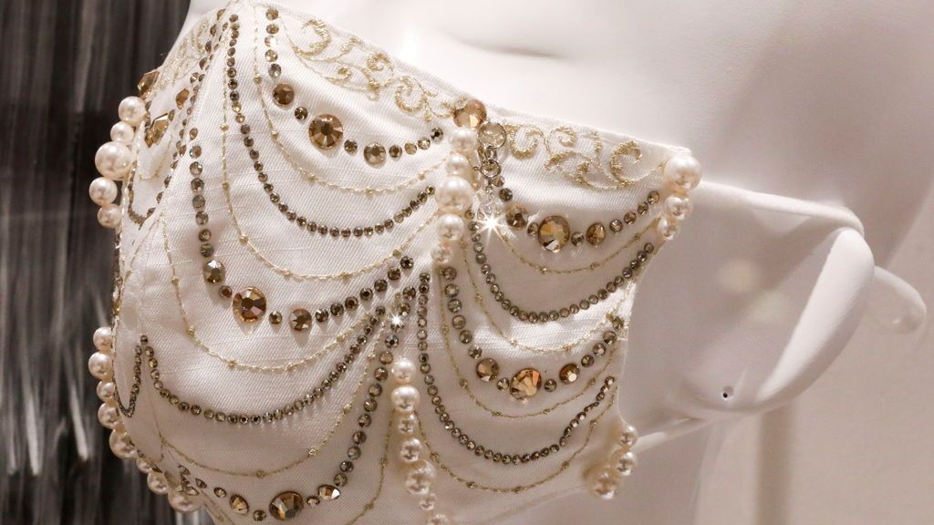 Una empresa japonesa ofrece mascarillas con diamantes y perlas a 8.000 euros Una empresa japonesa ofrece mascarillas con diamantes y perlas a 8.000 euros