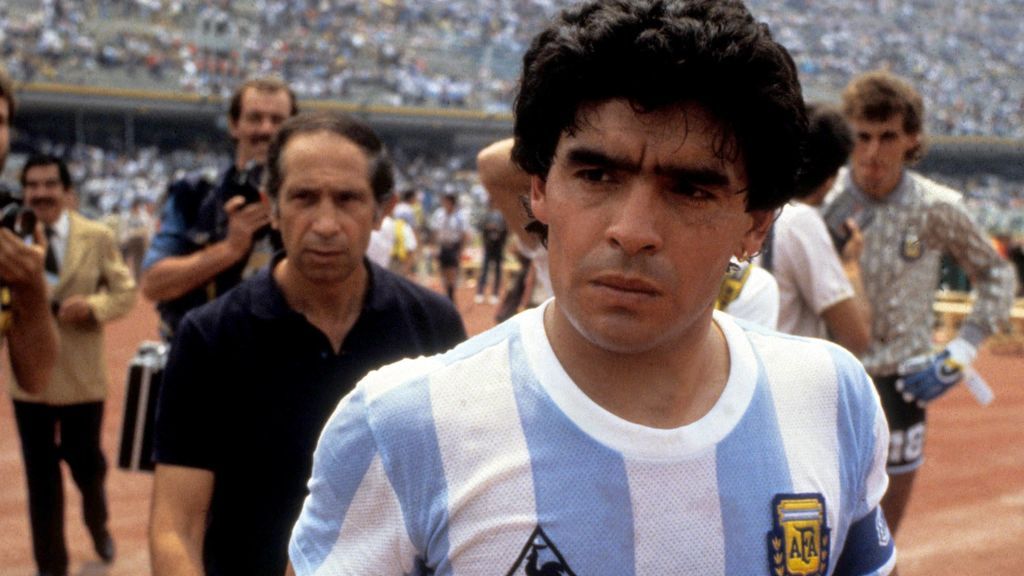 Maradona levanta la Copa del Mundo con Argentina en 1986.