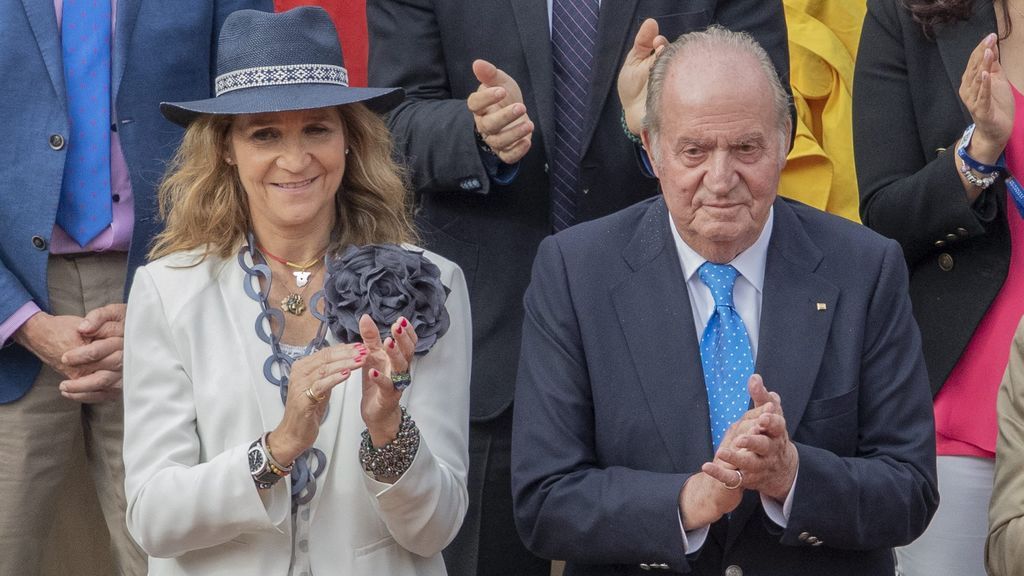 La infanta Elena viajó hasta los Emiratos Árabes para visitar al rey Juan Carlos I