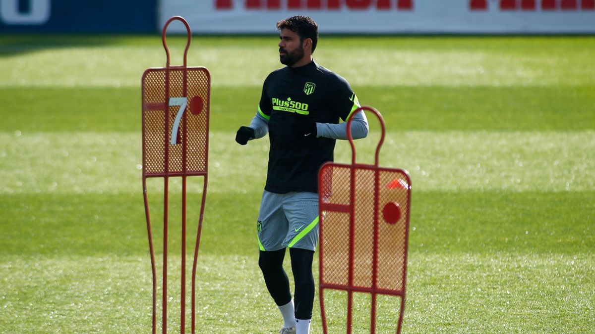 EuropaPress_3447093_diego_costa_warms_up_during_the_atletico_madrid_training_session_for_the EuropaPress_3447093_diego_costa_warms_up_during_the_atletico_madrid_training_session_for_the