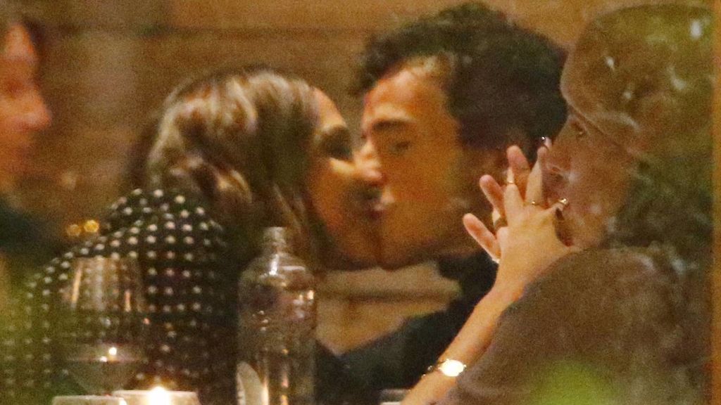 El beso pasional de Tamara Falcó a su nuevo y atractivo novio, con y sin mascarilla El beso pasional de Tamara Falcó a su nuevo y atractivo novio, con y sin mascarilla