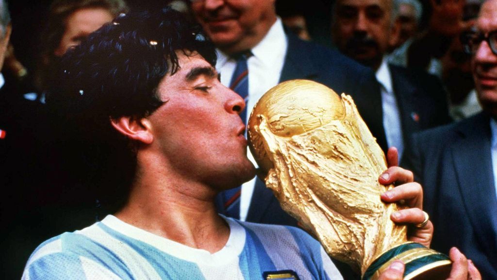 El mundo del fútbol llora la muerte de Maradona a los 60 años: "Seguí gambeteando a donde vayas"