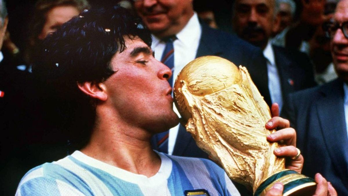 El mundo del fútbol llora la muerte de Maradona a los 60 años: "Seguí gambeteando a donde vayas" El mundo del fútbol llora la muerte de Maradona a los 60 años: "Seguí gambeteando a donde vayas"