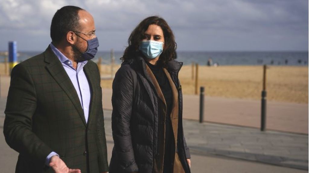 Isabel Díaz Ayuso pasea por la Barceloneta con el presidente del PP en Cataluña, Alejandro Fernández