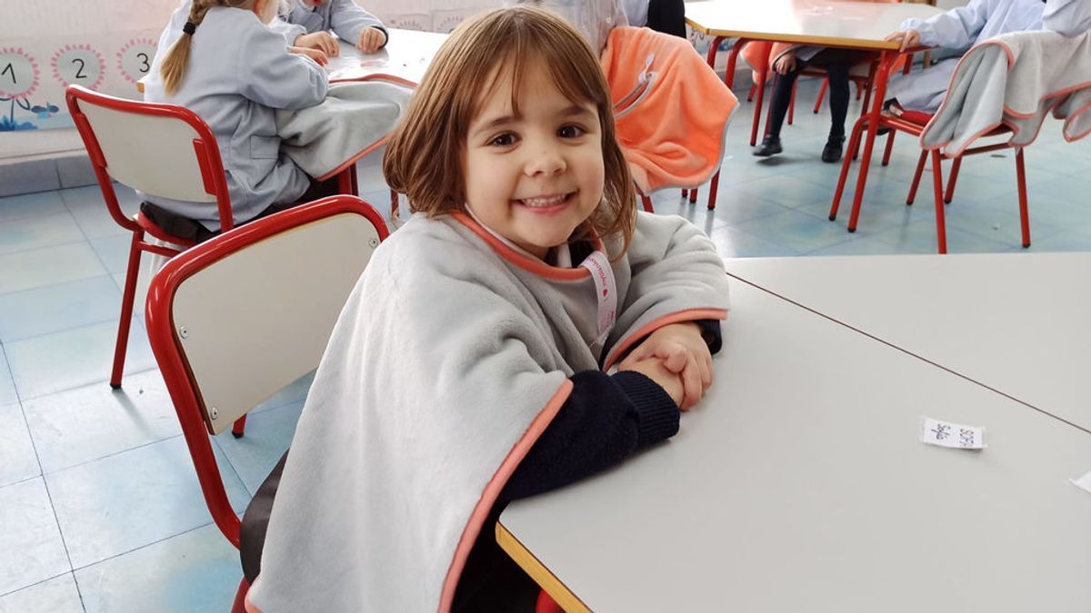 Ponchos para proteger a los alumnos del frío: “Hace falta ventilar las aulas por el virus y nos han traído las mantas” Ponchos para proteger a los alumnos del frío: “Hace falta ventilar las aulas por el virus y nos han traído las mantas”