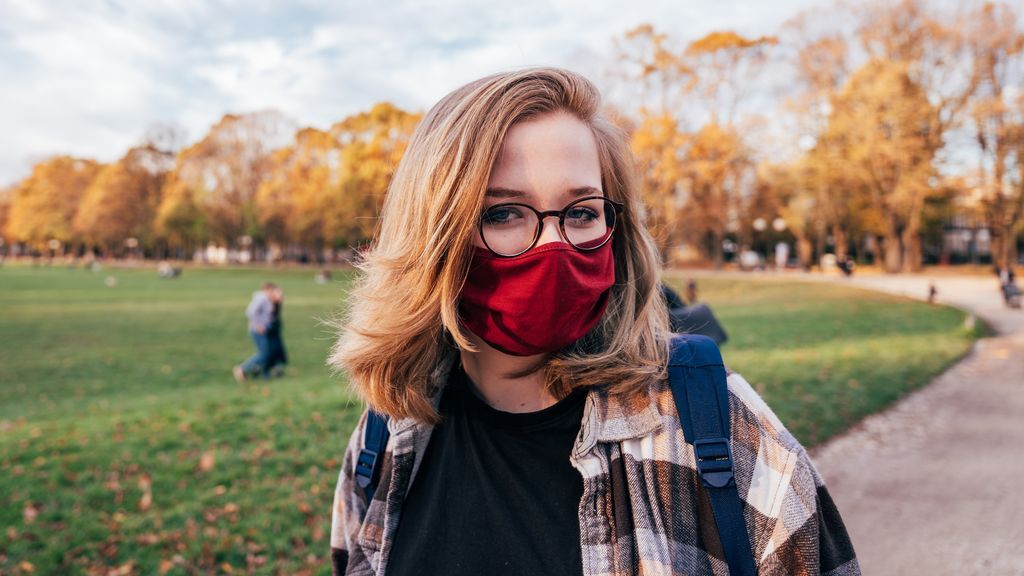 EL truco definitivo de un doctor para que no se te empeñen las gafas con la mascarilla: "Puede salvar vidas"