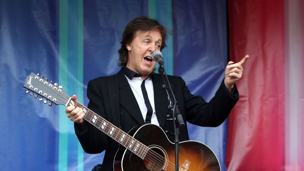 Paul McCartney usa telepromter en sus conciertos porque se le olvidan las canciones de los Beatles Paul McCartney usa telepromter en sus conciertos porque se le olvidan las canciones de los Beatles